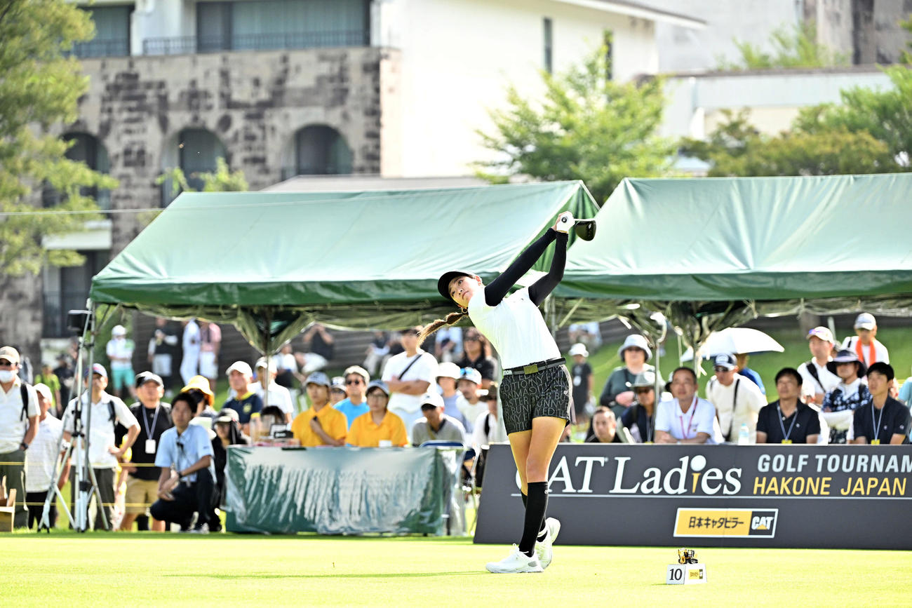 10番、ティーショットを放つ原英莉花（撮影・滝沢徹郎）