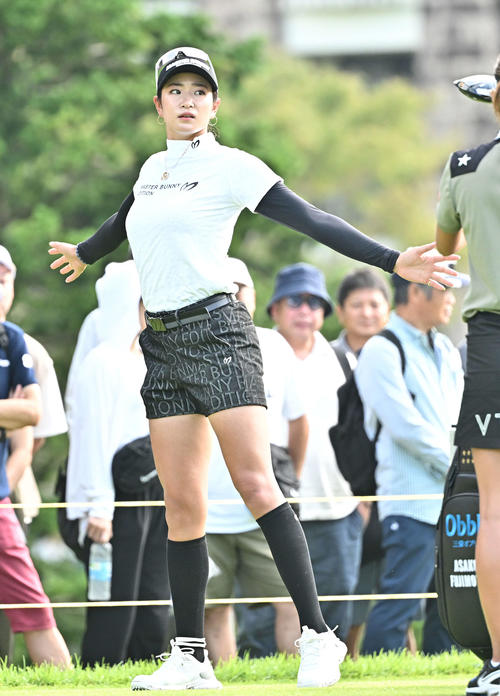10番、ストレッチする原英莉花(撮影・滝沢徹郎)