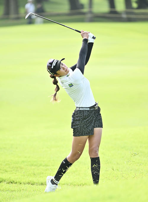10番、2打目を放つ原英莉花(撮影・滝沢徹郎)