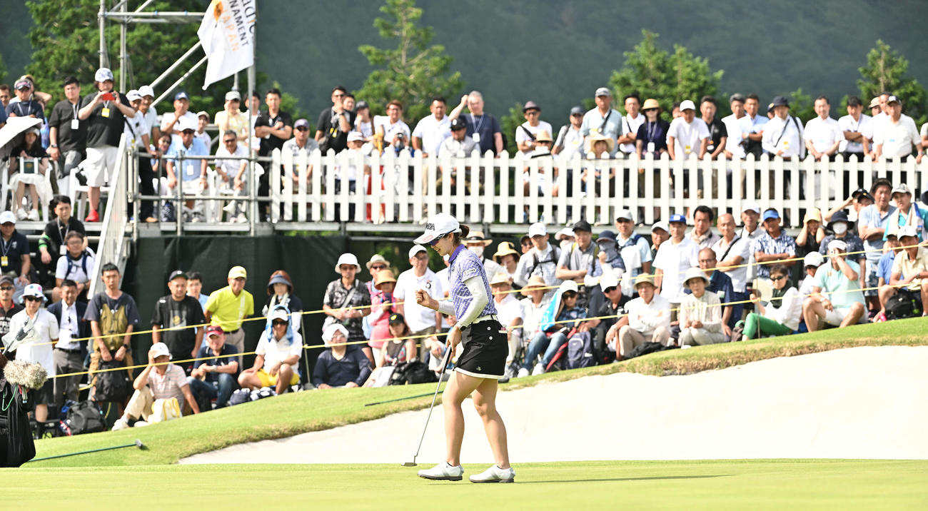 プレーオフを制し初優勝の蛭田はガッツポーズする（撮影・滝沢徹郎）