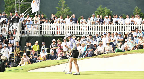 プレーオフを制し初優勝の蛭田はガッツポーズする（撮影・滝沢徹郎）