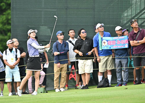 18番、3打目を放つ蛭田（撮影・滝沢徹郎）