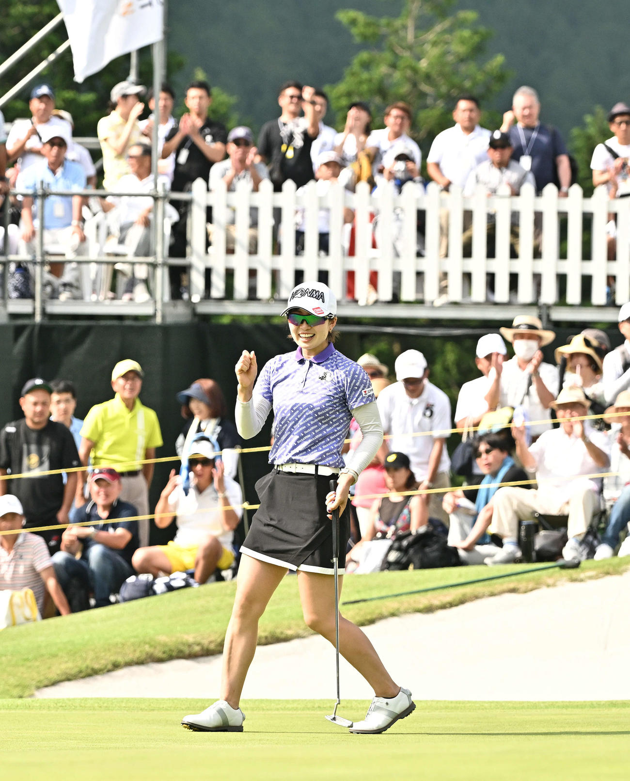 プレーオフを制し初優勝の蛭田はガッツポーズする（撮影・滝沢徹郎）