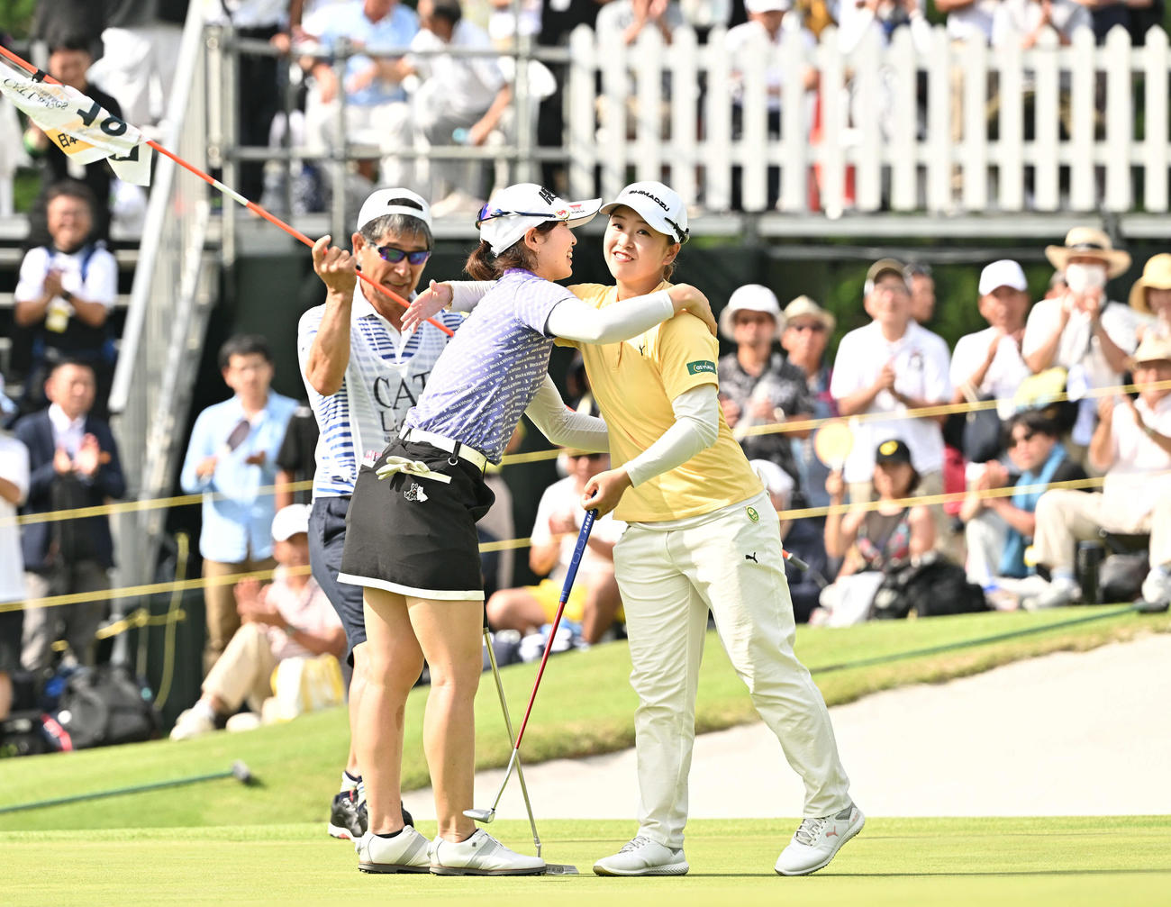 初優勝の蛭田（中央）はプレーオフで対戦した西郷と抱き合う（撮影・滝沢徹郎）