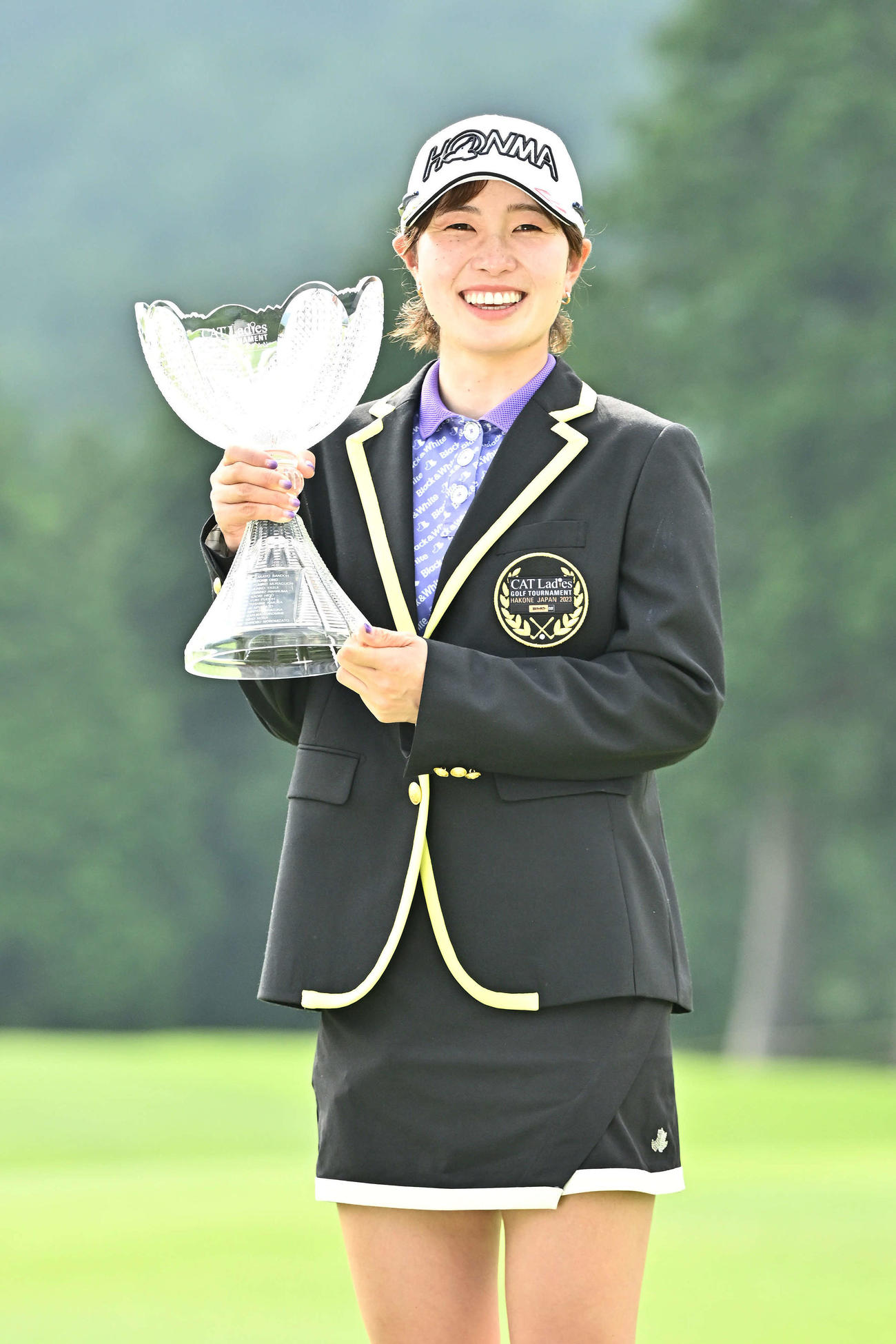 初優勝を決めた蛭田は優勝カップを手に記念撮影する（撮影・滝沢徹郎）