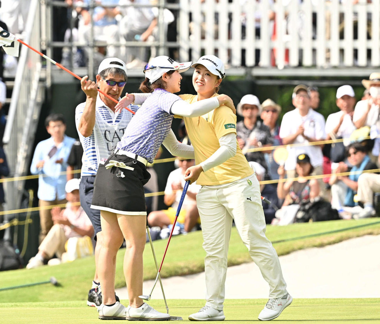 初優勝の蛭田（中央）はプレーオフで対戦した西郷と抱き合う（撮影・滝沢徹郎）