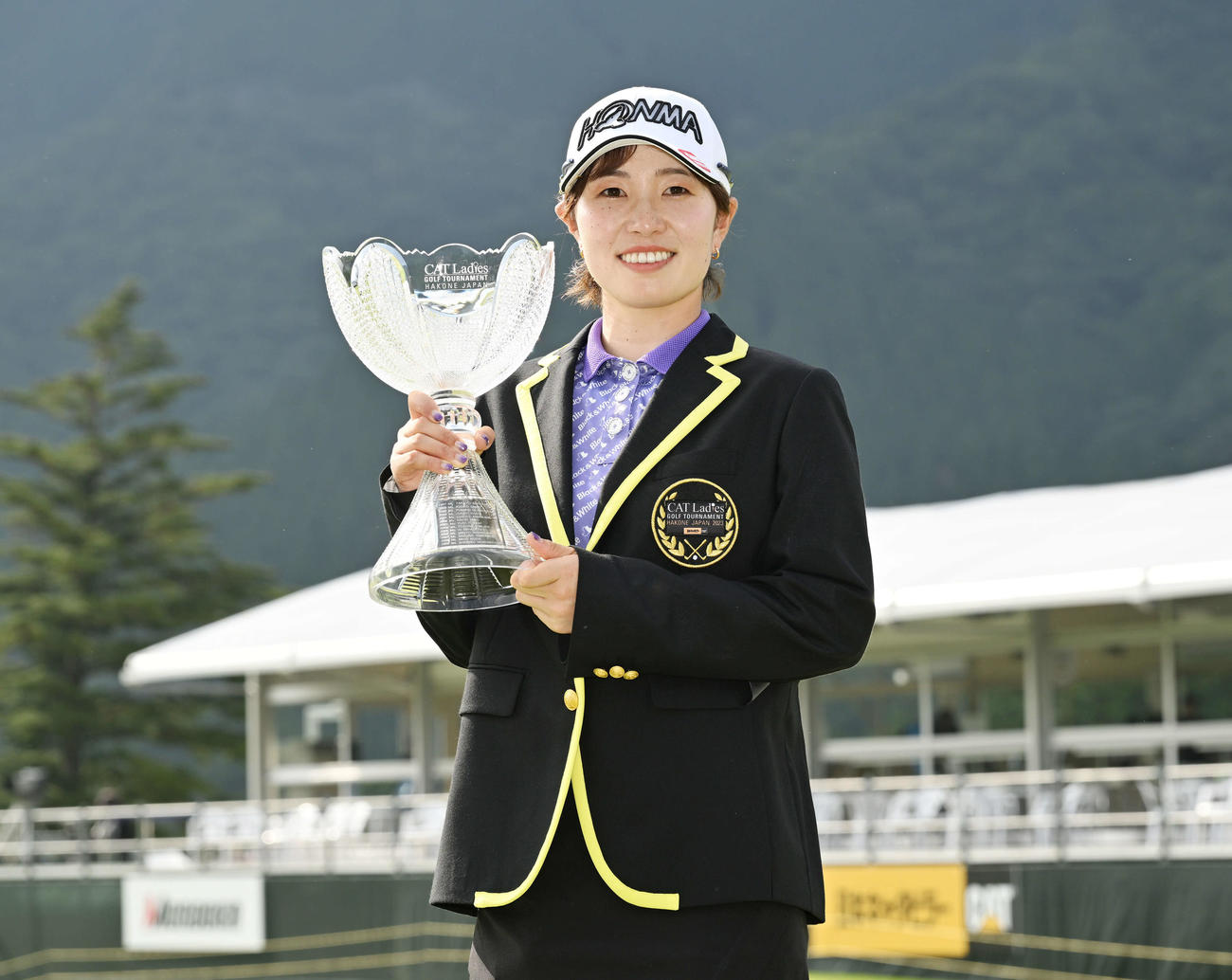 初優勝を決めた蛭田は優勝カップを手に記念撮影する（撮影・滝沢徹郎）