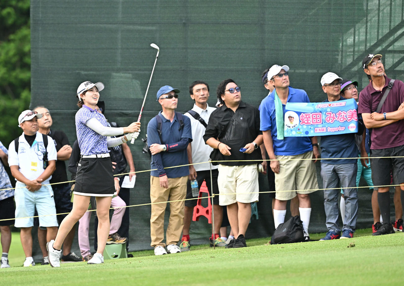 18番、3打目を放つ蛭田（撮影・滝沢徹郎）