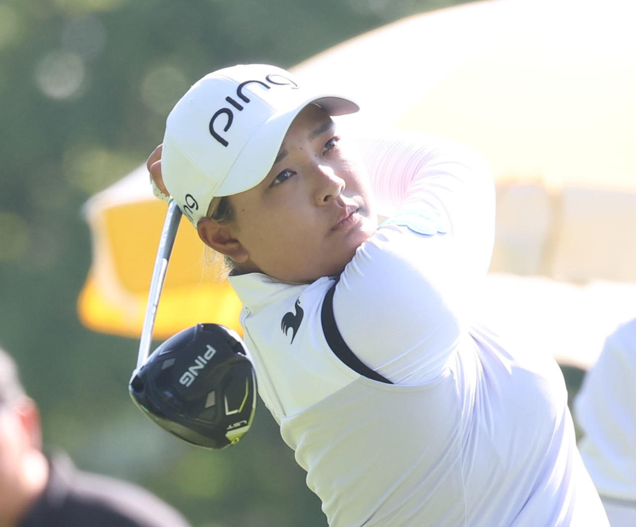 1番、ティーショットを放つ鈴木（撮影・佐藤翔太）