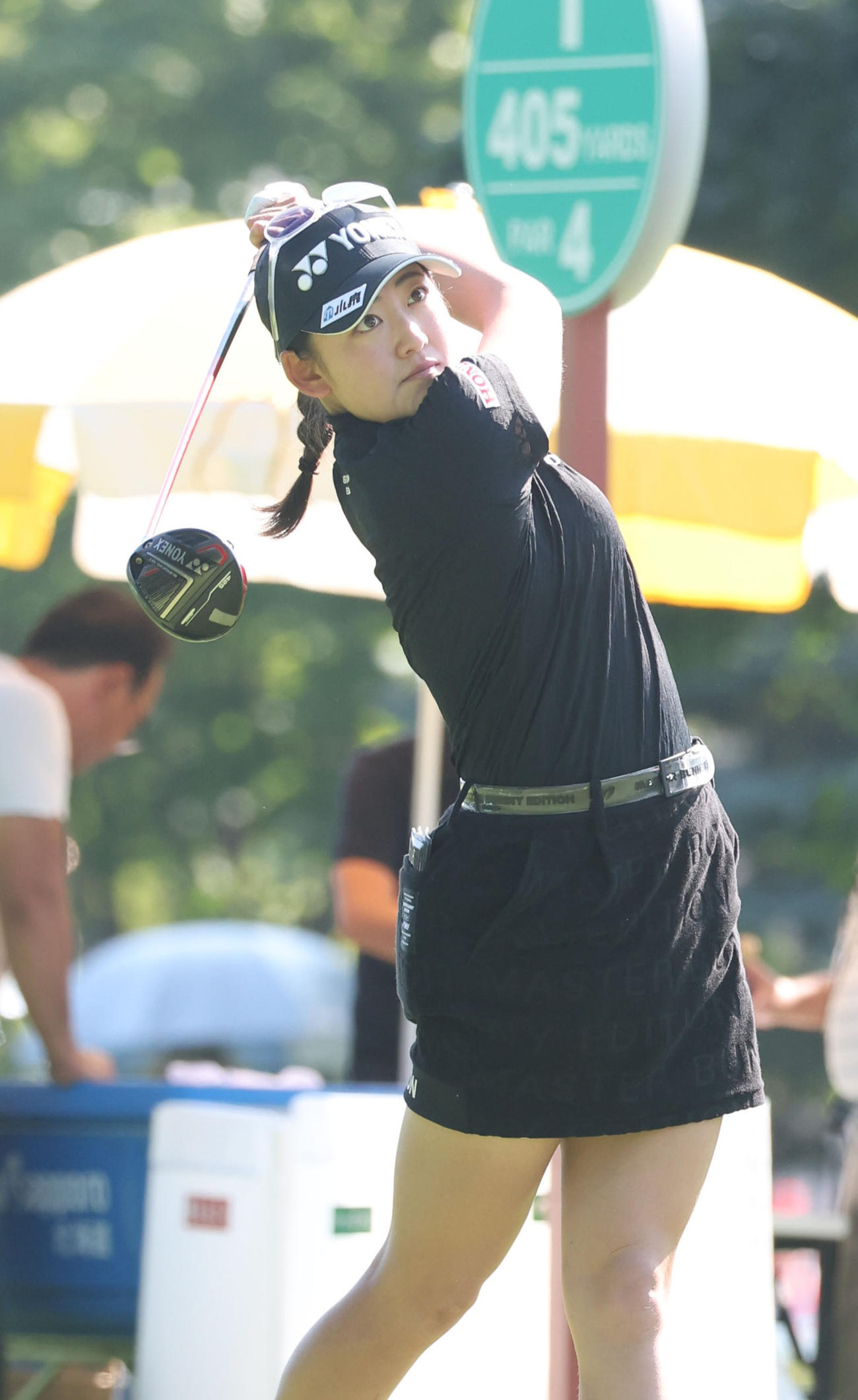 1番、ティーショットを放つ岩井千怜（撮影・佐藤翔太）