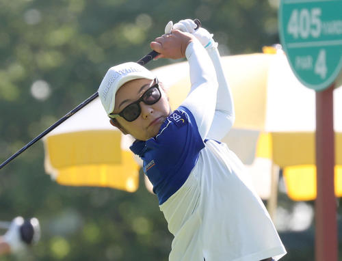 1番、ティーショットを放つ藤田さいき（撮影・佐藤翔太）