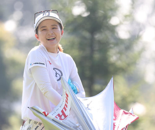 1番、笑顔を見せる川崎（撮影・佐藤翔太）