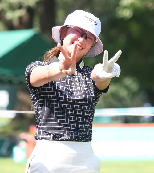 10番、ダブルピースサインをする原英莉花（撮影・佐藤翔太）