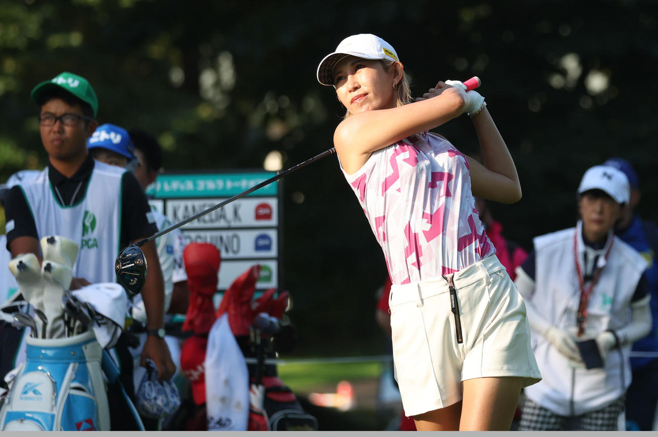 10番、ティーショットを放つ金田久美子（撮影・佐藤翔太）