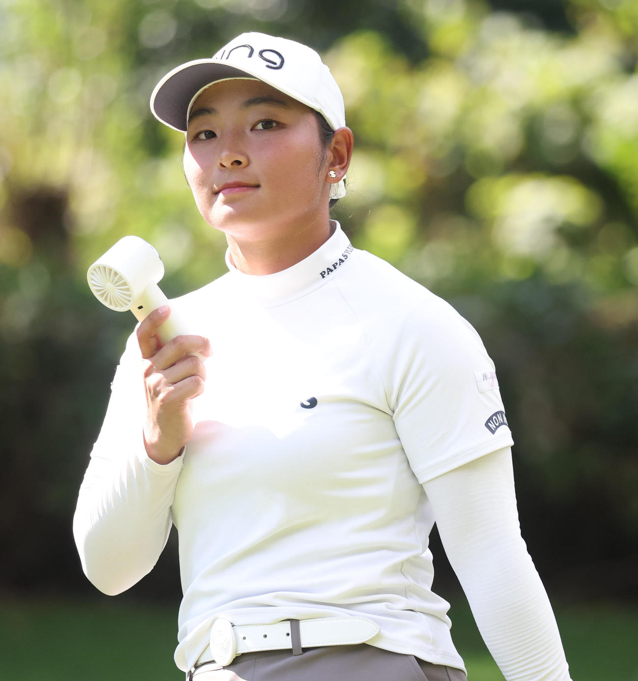 9番、手持ち扇風機を使う平岡瑠依（撮影・佐藤翔太）