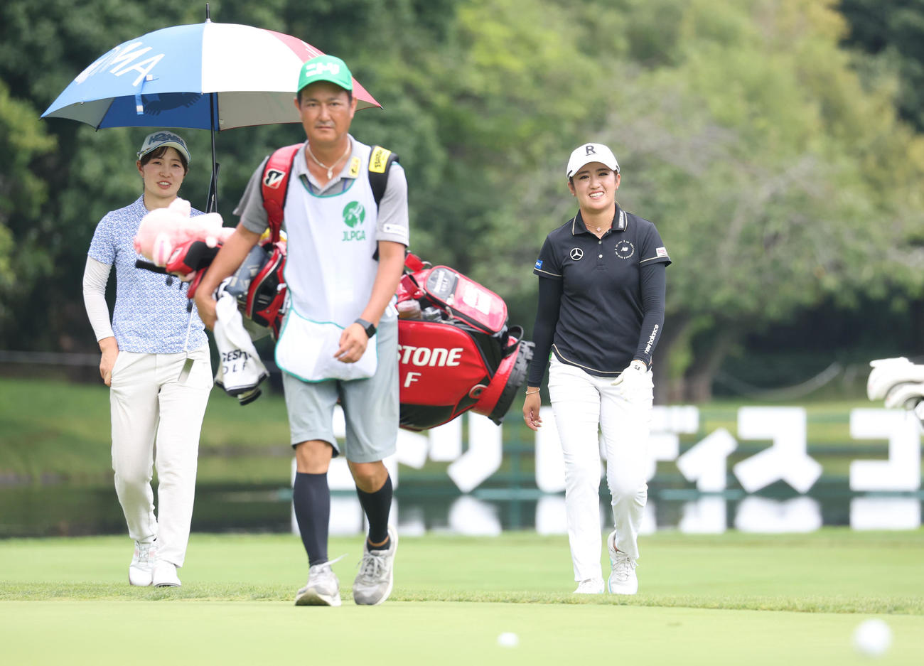 17番、笑顔を見せる蛭田みな美（左）と稲見萌寧（撮影・佐藤翔太）
