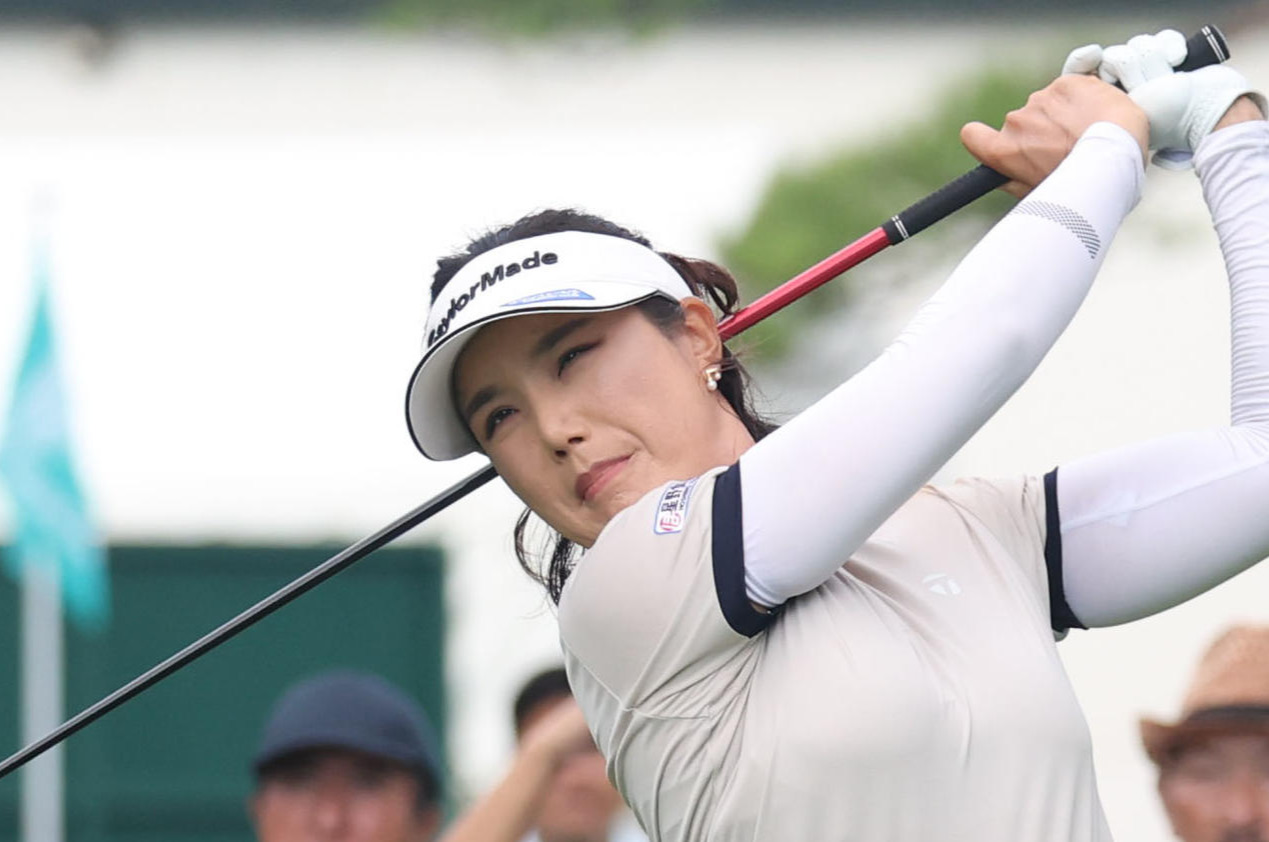 10番、ティーショットを放つ全美貞（撮影・佐藤翔太）