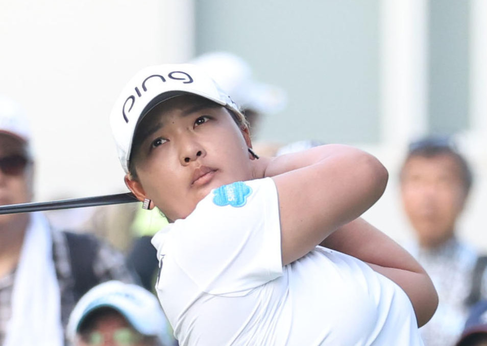 10番、ティーショットを放つ鈴木愛（撮影・佐藤翔太）