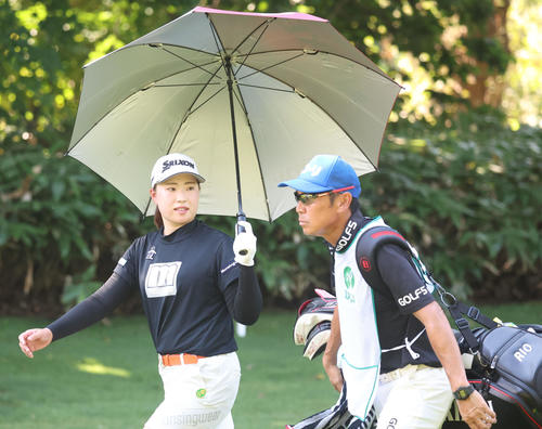9番、キャディーと会話する竹田麗央（撮影・佐藤翔太）