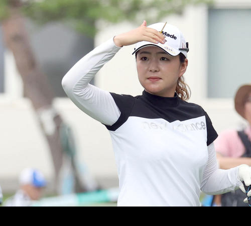 10番、ティーショットを放ち打球を見つめる山内日菜子（撮影・佐藤翔太）