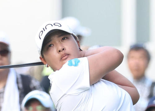 10番、ティーショットを放つ鈴木愛（撮影・佐藤翔太）