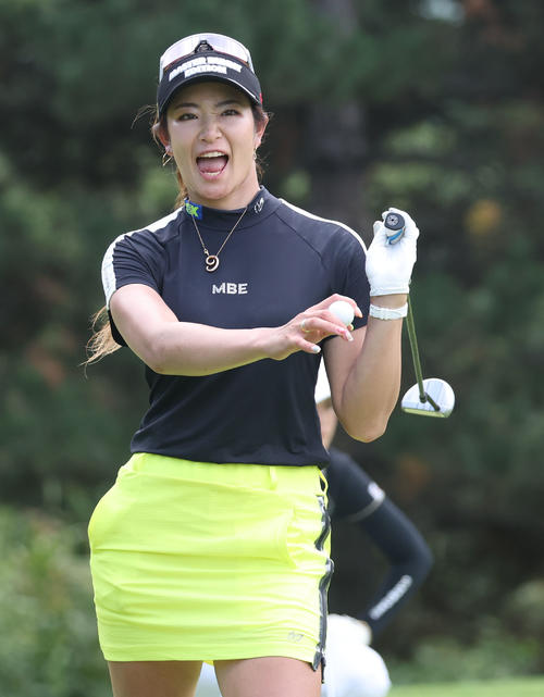 9番、バーディをとり喜ぶ原英莉花（撮影・佐藤翔太）