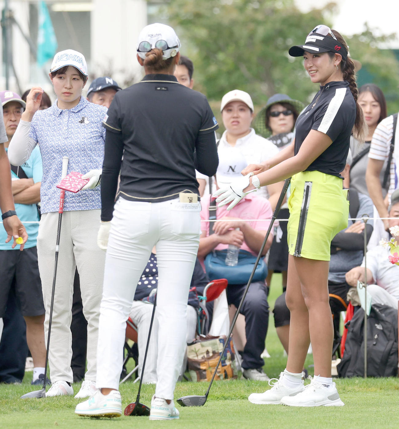 10番、会話する稲見（手前）と原。左後方は蛭田（撮影・佐藤翔太）