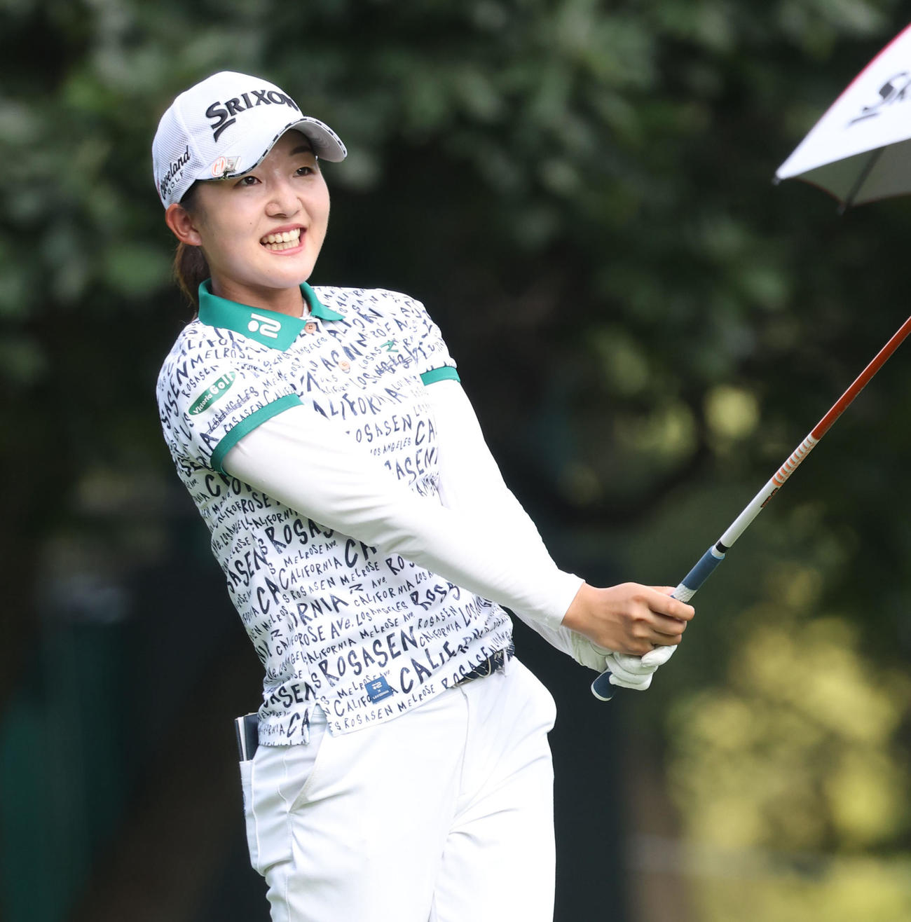 14番、ティーショットを放つ岸部桃子（撮影・佐藤翔太）