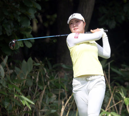 13番、ティーショットを放つ高橋彩華（撮影・佐藤翔太）