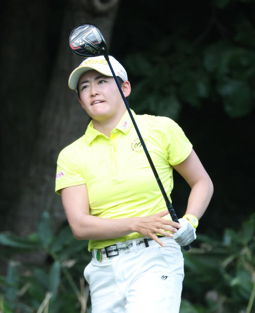 13番、ティーショットを放つ岩井明愛（撮影・佐藤翔太）