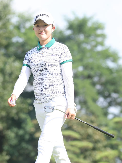 3番、カメラに向かってほほ笑む岸部（撮影・佐藤翔太）