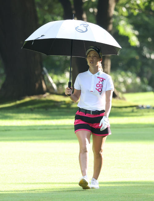 9番、日傘を差して移動する上田桃子（撮影・佐藤翔太）