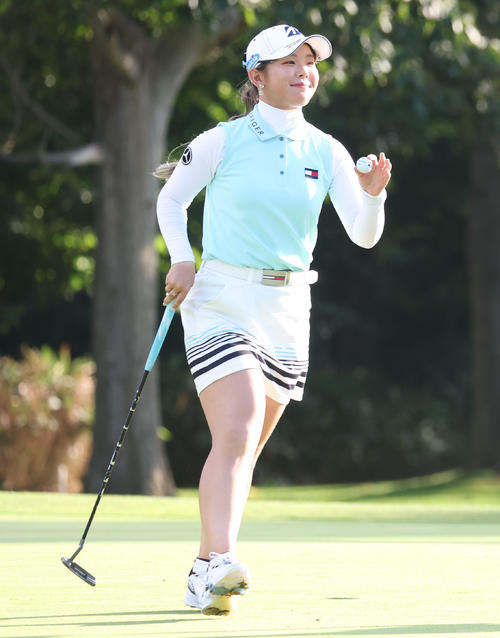 9番、バーディパットを決め笑顔を見せる吉田優利（撮影・佐藤翔太）