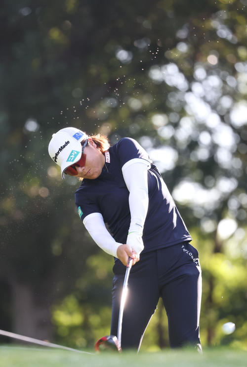 11番、ティーショットを放つ岡山絵里（撮影・佐藤翔太）