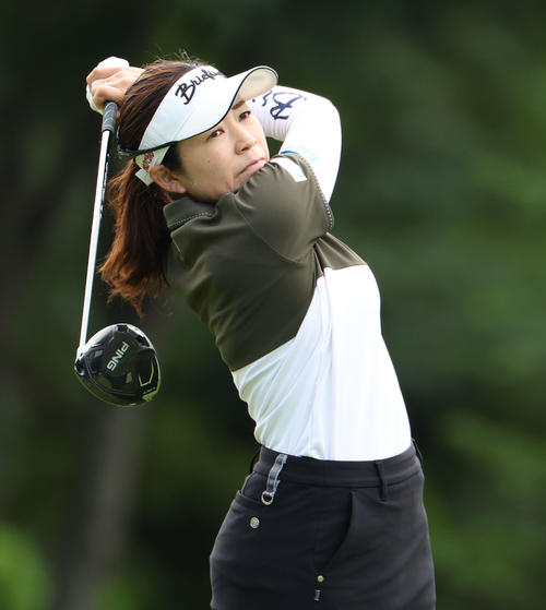 2番、ティーショットを放つ仲宗根澄香（撮影・佐藤翔太）
