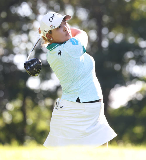 11番、ティーショットを放つ鈴木愛（撮影・佐藤翔太）