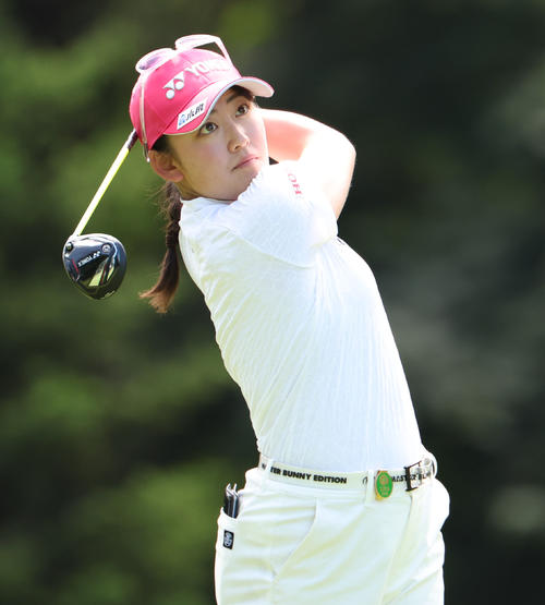 2番、ティーショットを放つ岩井千怜（撮影・佐藤翔太）