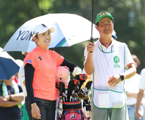 2番、笑顔を見せる稲見萌寧（撮影・佐藤翔太）