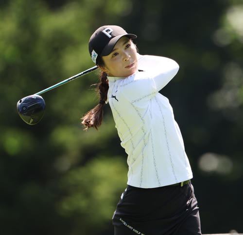 2番、ティーショットを放つ菊地絵理香（撮影・佐藤翔太）