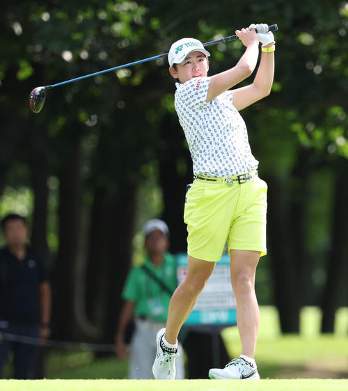 3番、ティーショットを放つ岩井明愛（撮影・佐藤翔太）