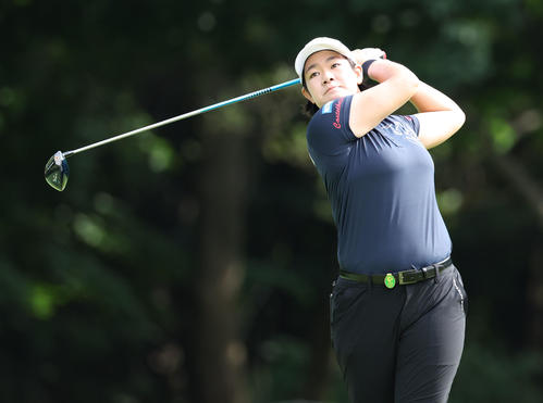 3番、ティーショットを放つ川岸史果（撮影・佐藤翔太）