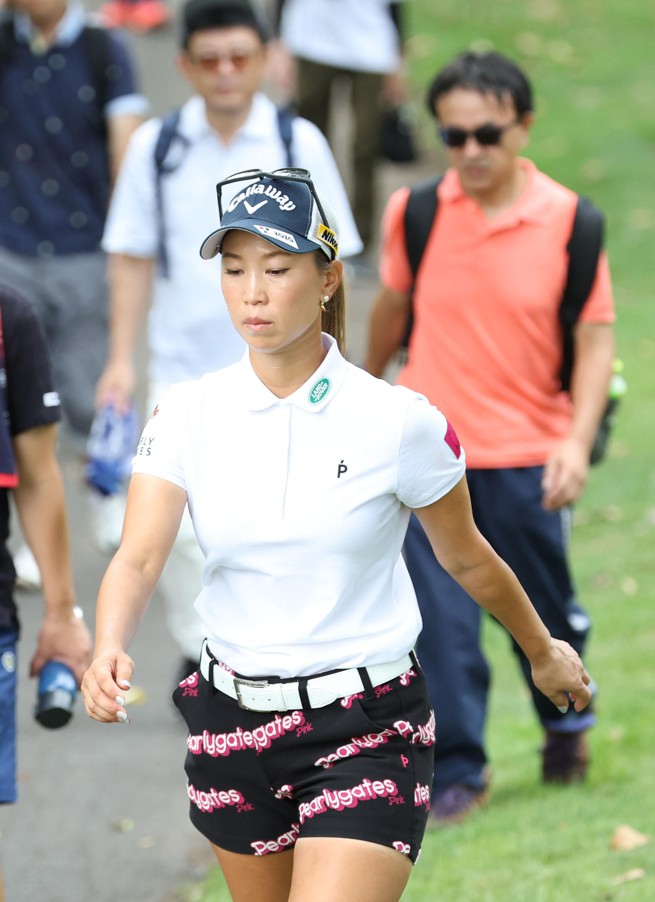 雷雲接近のため一時クラブハウスに引き揚げる上田桃子（撮影・佐藤翔太）