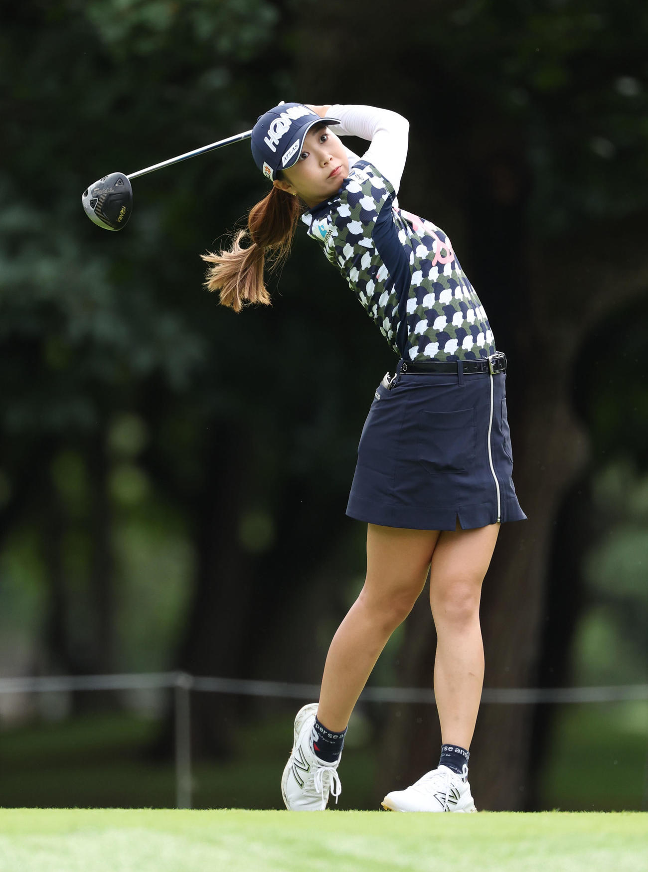 3番、ティーショットを放つ金沢志奈（撮影・佐藤翔太）