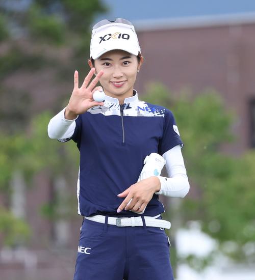 プロアマ　12番、笑顔で手を振る安田祐香（撮影・黒川智章）