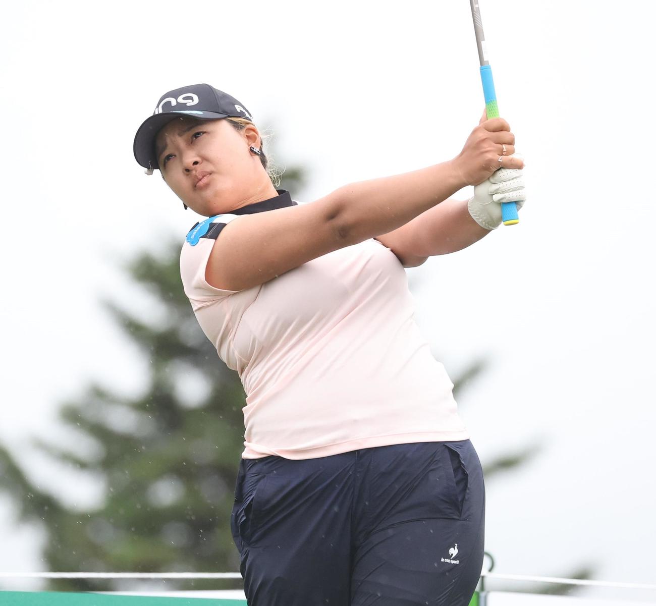 1日目　17番、ティーショットを放つ鈴木（撮影・黒川智章）
