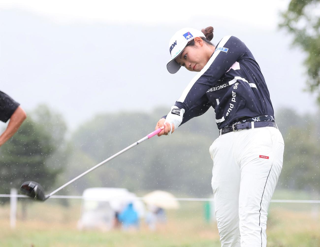 1日目　2番、ティーショットを放つ桜井（撮影・黒川智章）