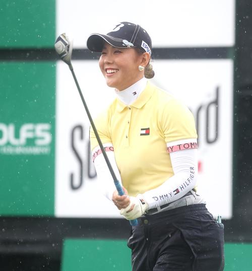 1日目 15番、ティーショットを放ち笑顔の吉田(撮影・黒川智章)