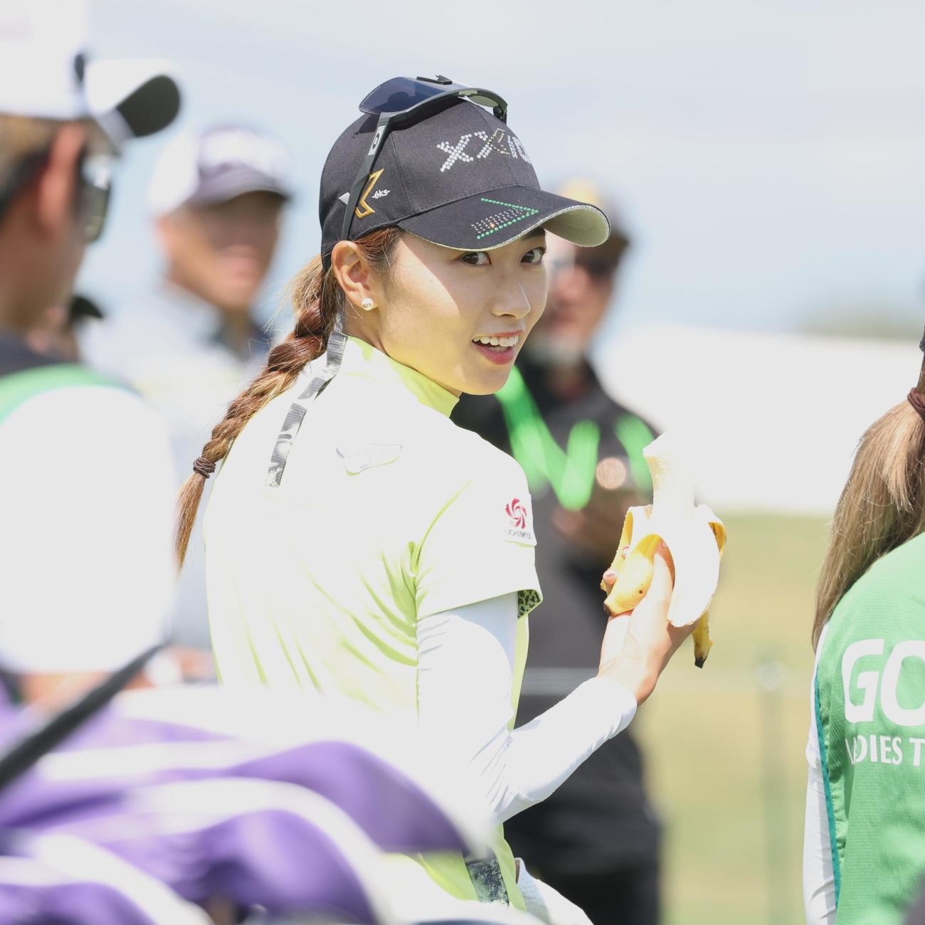 1番、バナナを食べる安田祐香（撮影・黒川智章）