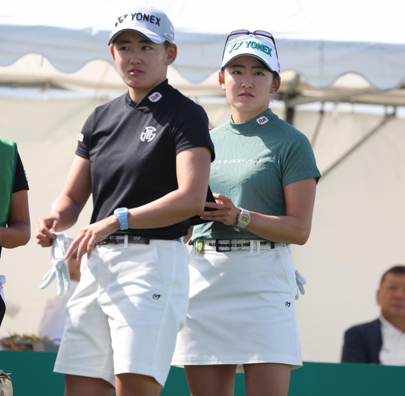 1番、同組でスタートの岩井明愛（左）と岩井千怜（撮影・黒川智章）