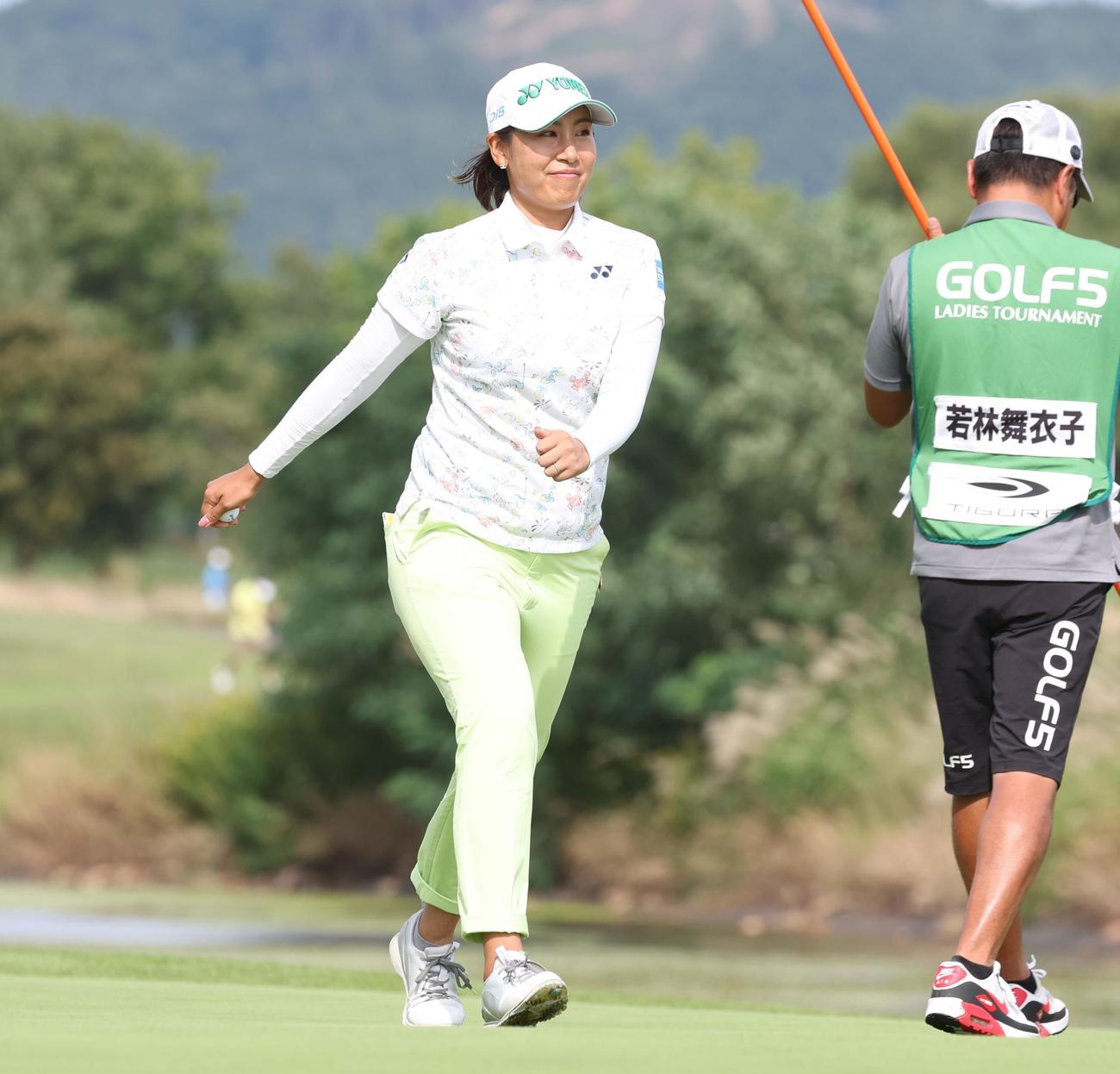 2日目　11番、バーディーをとり笑顔の若林（撮影・黒川智章）